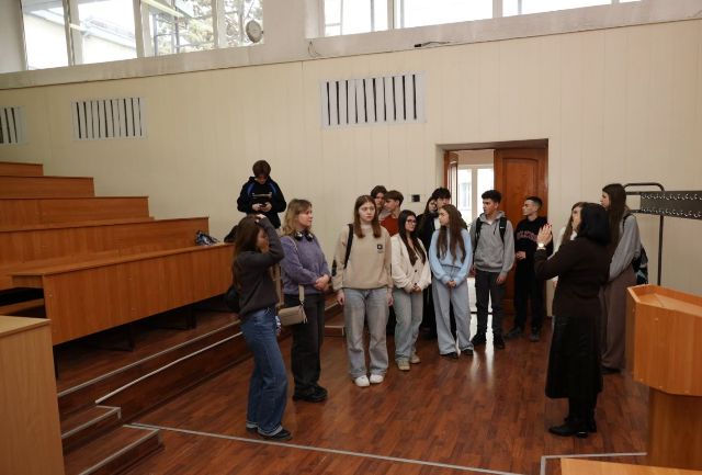 Декан факультету Оксана Боднар знайомить учнів з факультетом